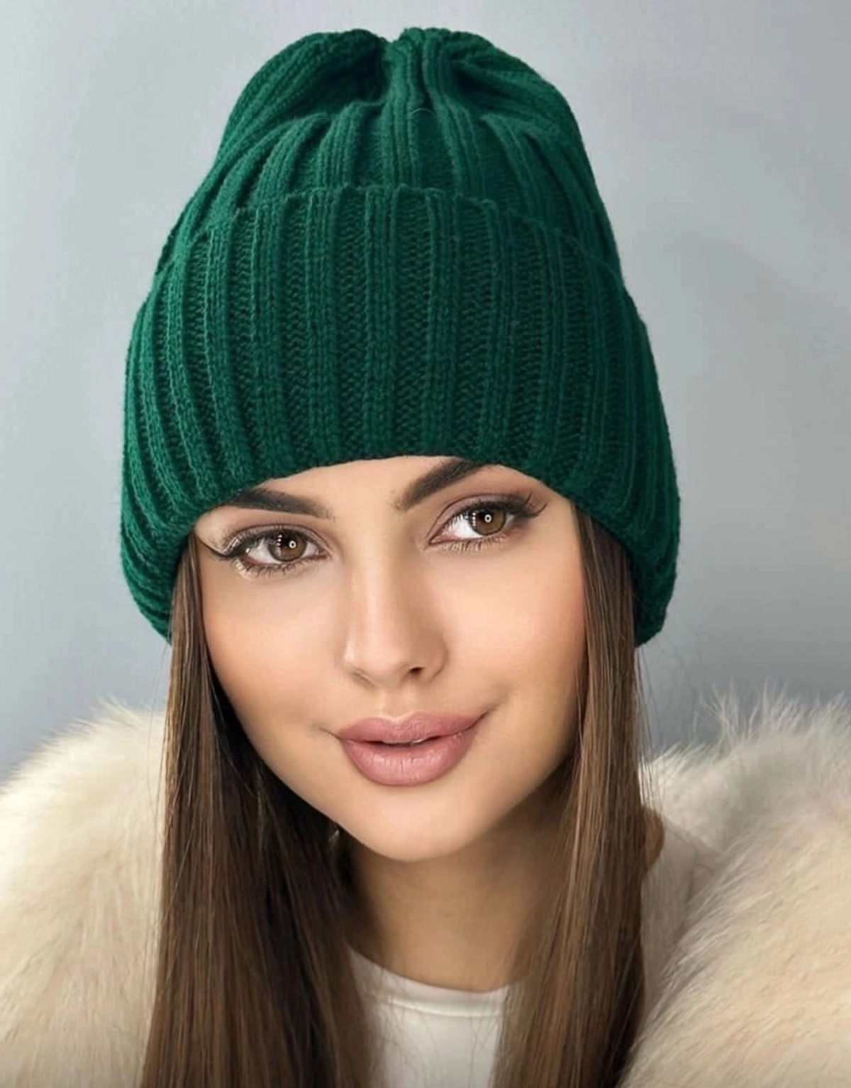 Теплая шапочка молодежная женская на осень зиму