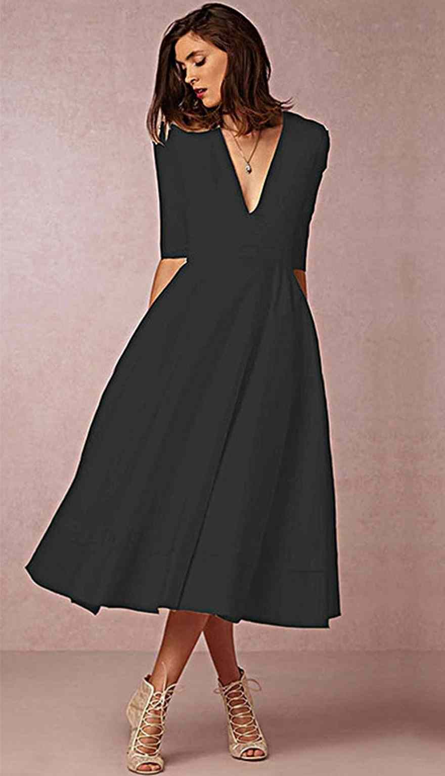 Черное платье с глубоким вырезом