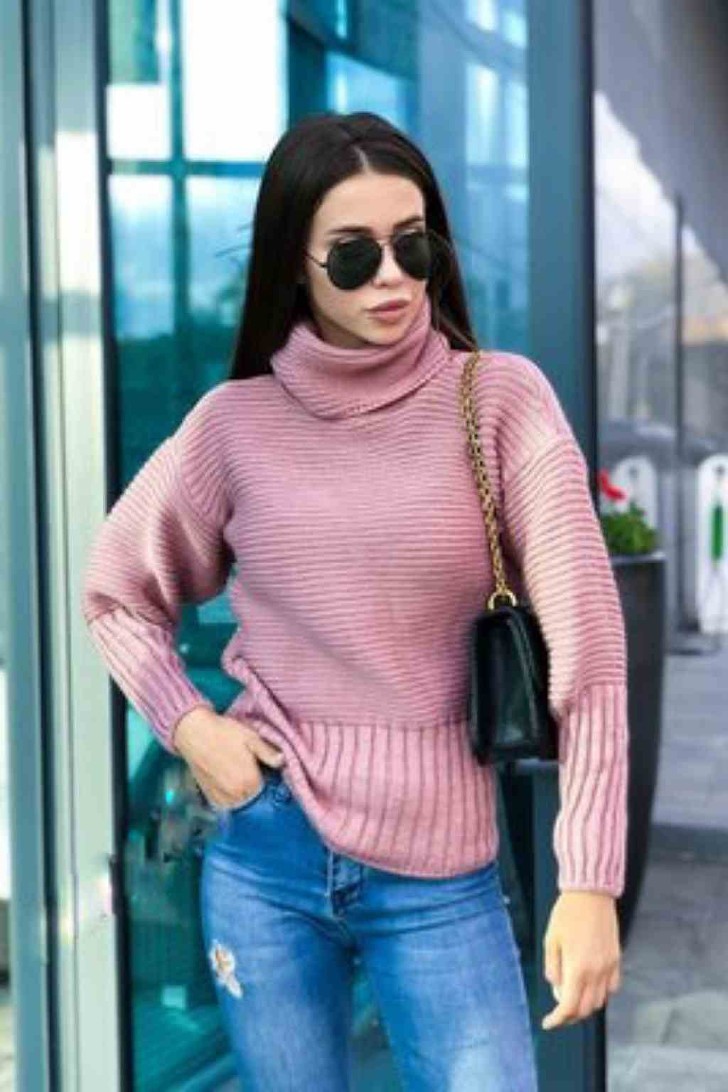 Розовый свитер женский