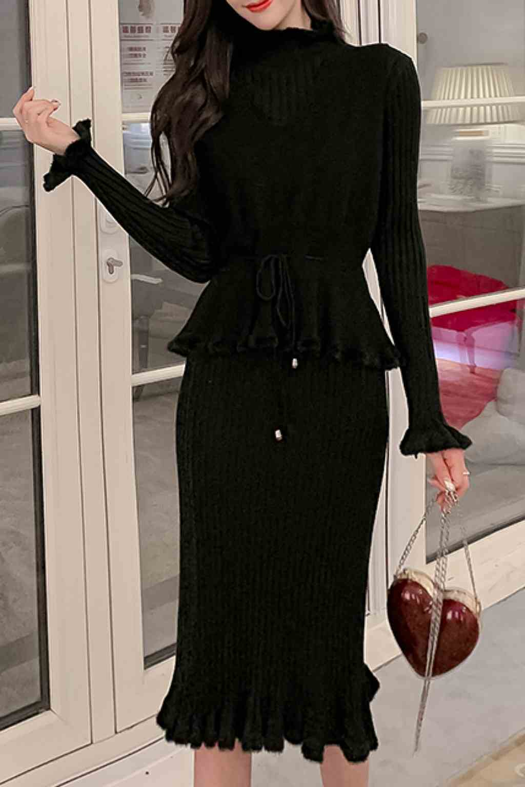 Трикотажное платье черное с длинными рукавами