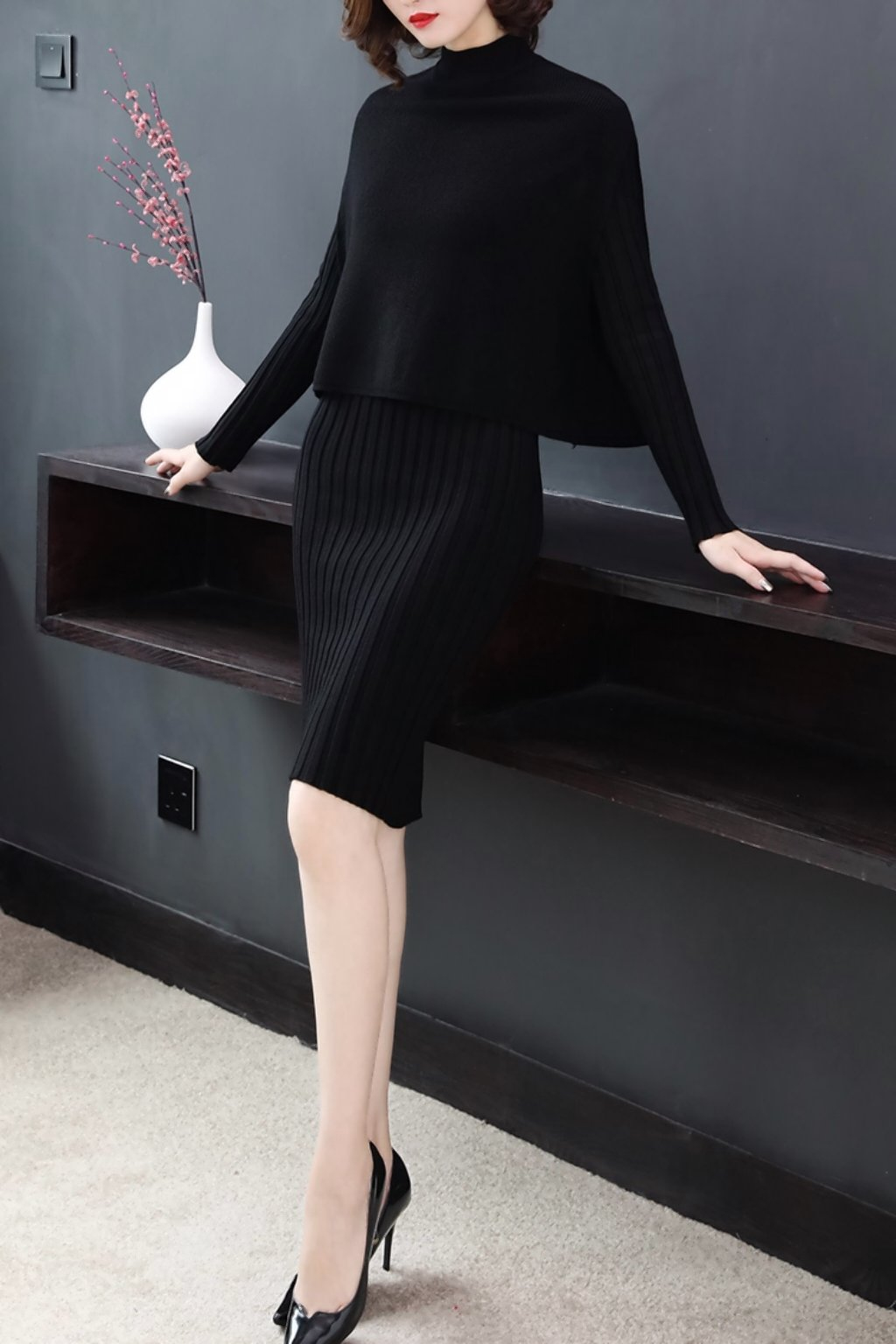 Черное трикотажное платье с длинным рукавом